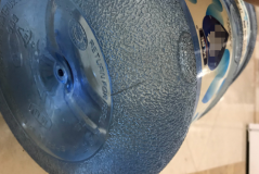 桶装水砂眼漏水引发9000元的赔偿。