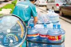 夏季高温高湿，送水小哥做好防护，出行注意交通安全