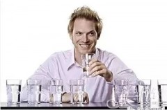 喝水有个2+2原则！