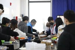 校长为学生收餐盘，“送水大叔”主动留下做义工！浦东这所高校的食堂暖胃更暖心