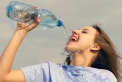 “概念水”频出身价高 营养师提醒不必追求高价