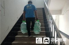 济宁送水工一天拎水近4吨 养活一家四口